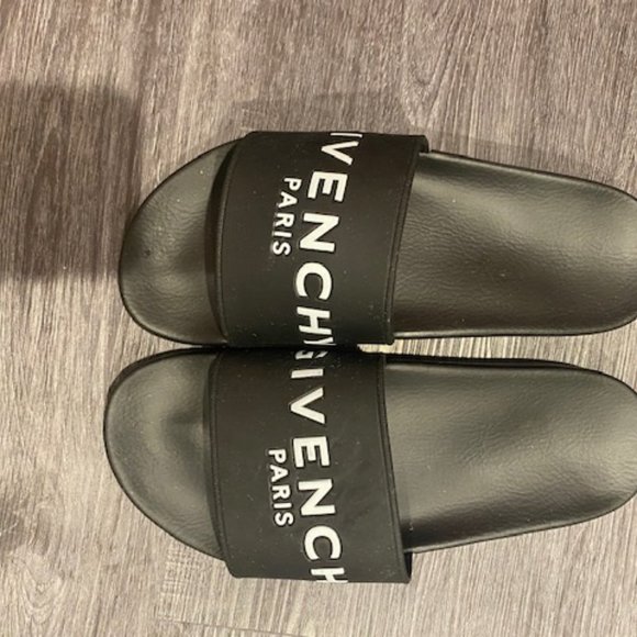 Givenchy - Picture 3 of 4